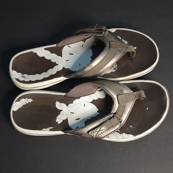 π 3 for $15 Deal! πClarks flip flop sandals 6M brown with white design - Picture 2 of 7